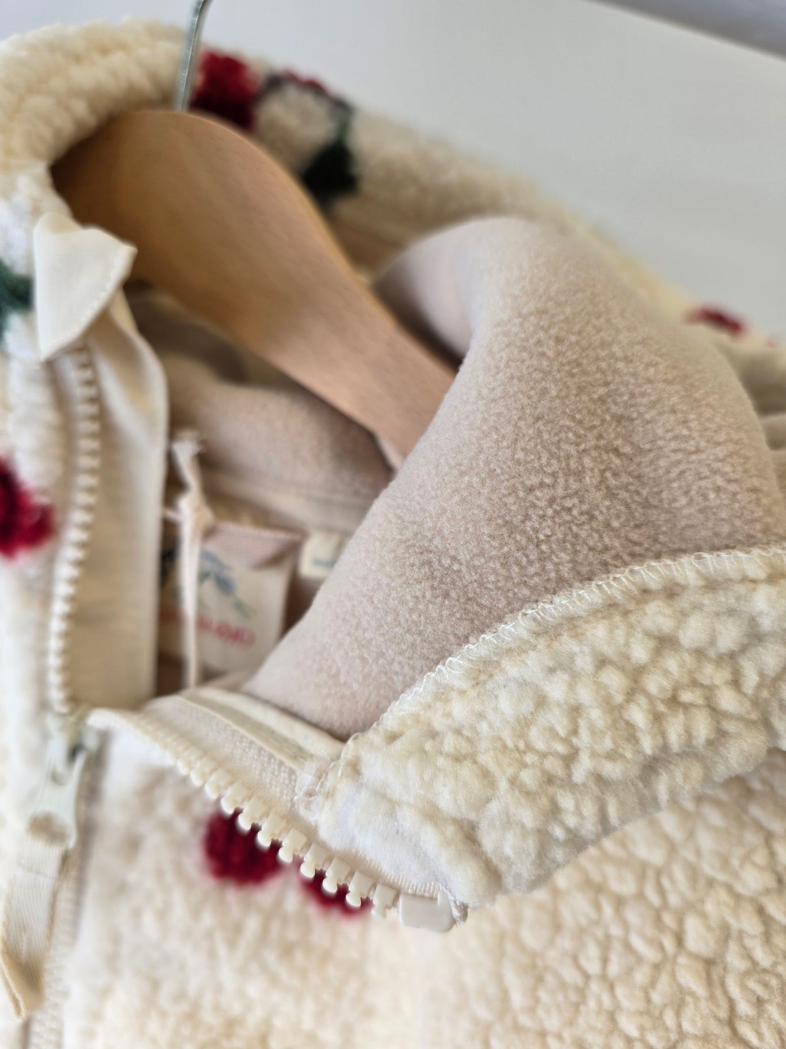 Konges Sløjd - 櫻桃鋪毛連帽外套 - ma grande cerise