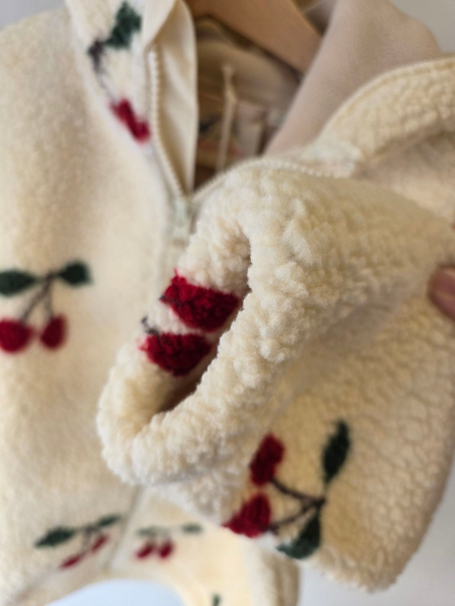 Konges Sløjd - 櫻桃鋪毛連帽外套 - ma grande cerise