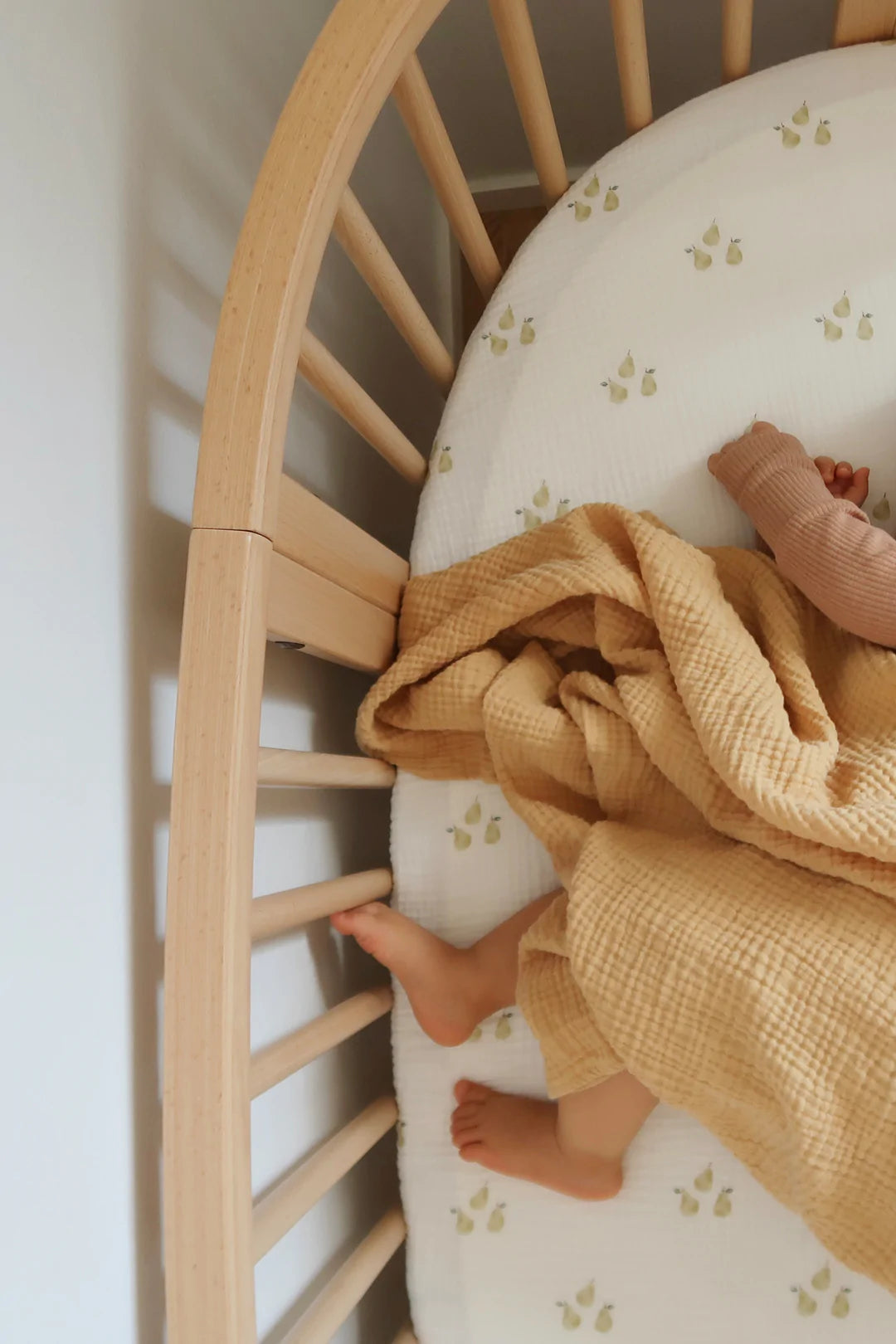 Soft Spot - 有機棉紗布嬰兒床床包 - Pear